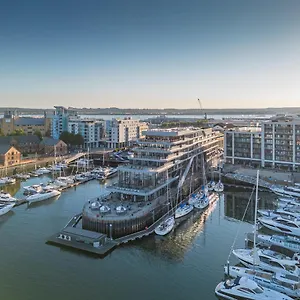 Harbour & Отель